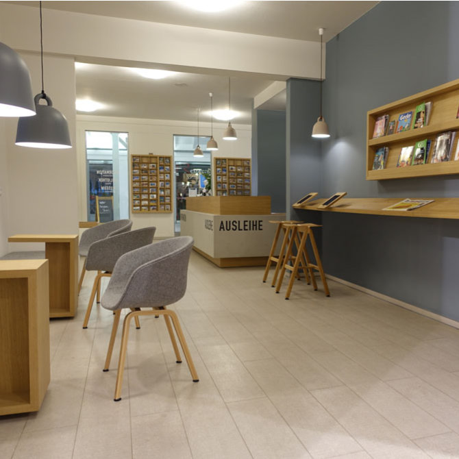 Design der Bibliothek im Kleinbahnhof Binz