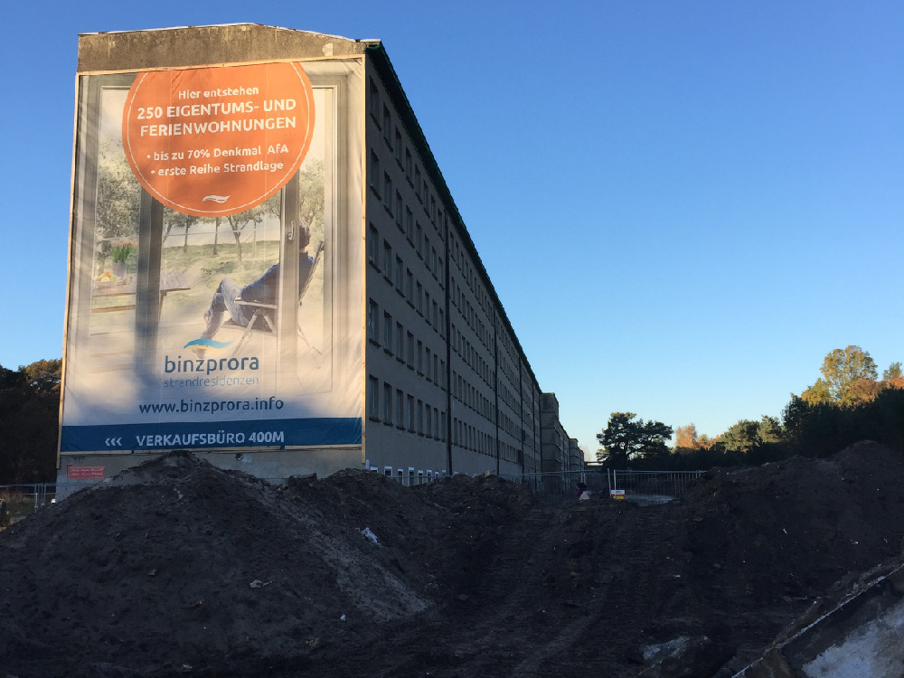 Plakat für Ferienwohnungen in Prora