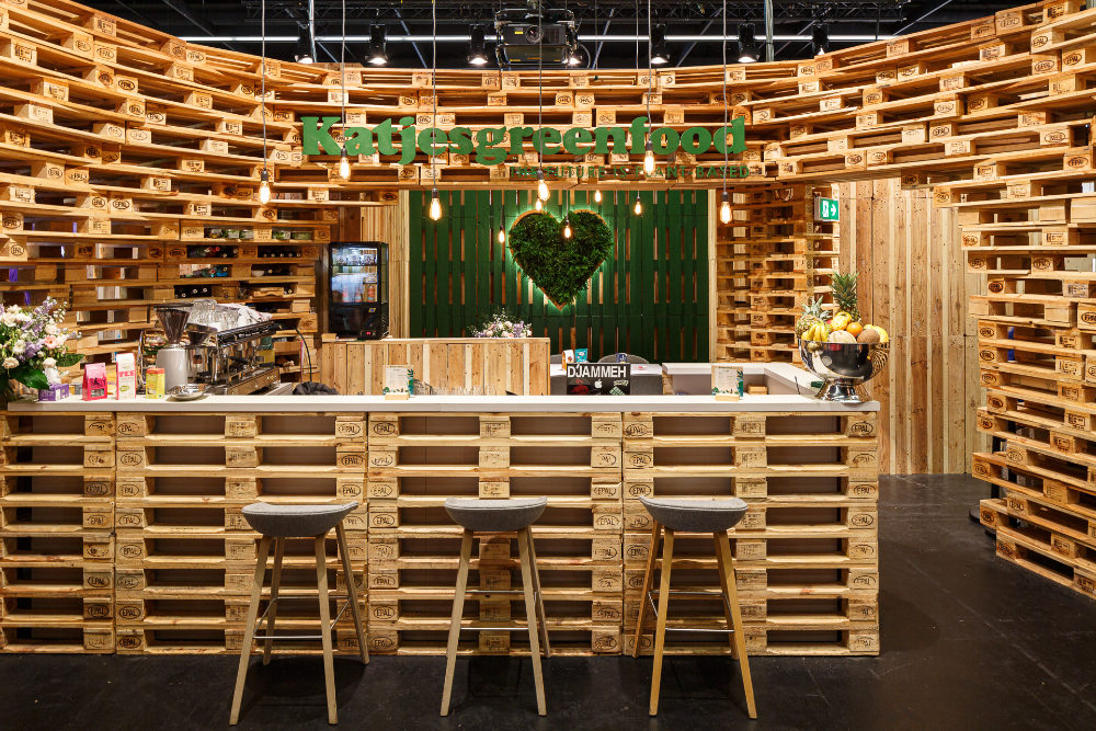 nachhaltiges Bar-Design aus recycelten Paletten auf der Messe