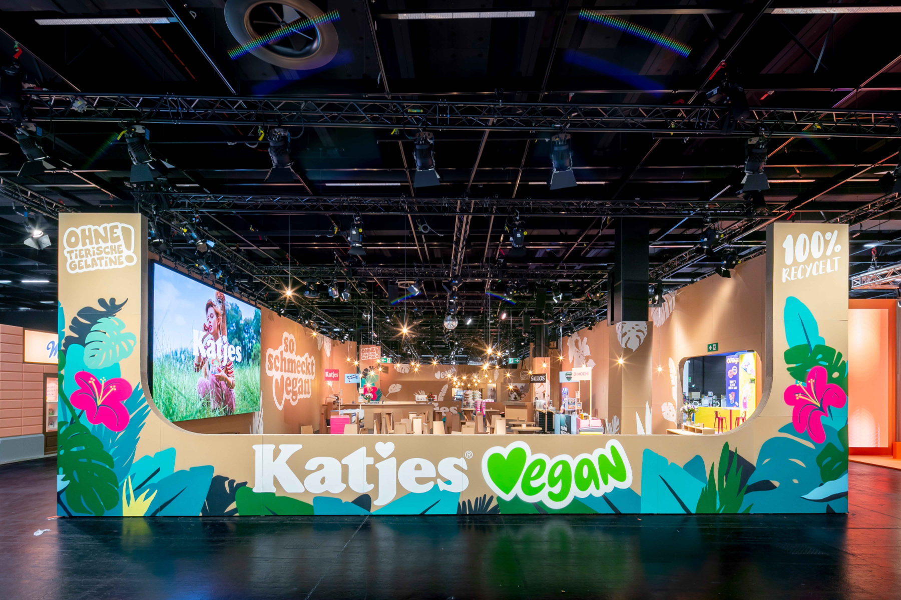 Junistudio Messedesign - Pappkarton-Messestand für Katjes auf der Kölnmesse