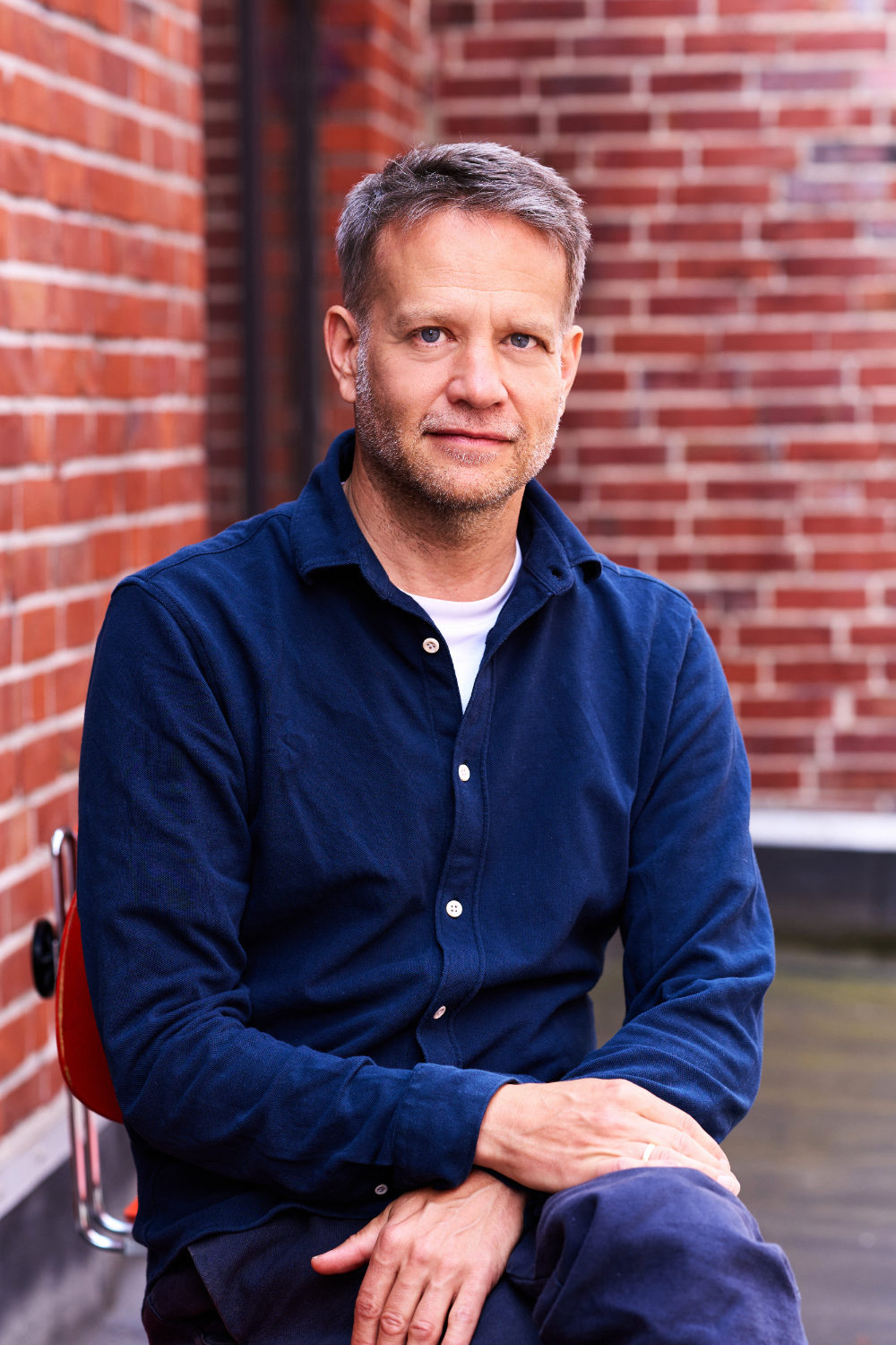 Porträt von Niels Flade, Gründer und Designer bei Juni Studio in Hamburg.