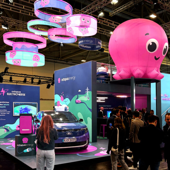 Messestand für octopus energy auf der E-World 2026 – Doppelstock für Themen rund um erneuerbare Energien