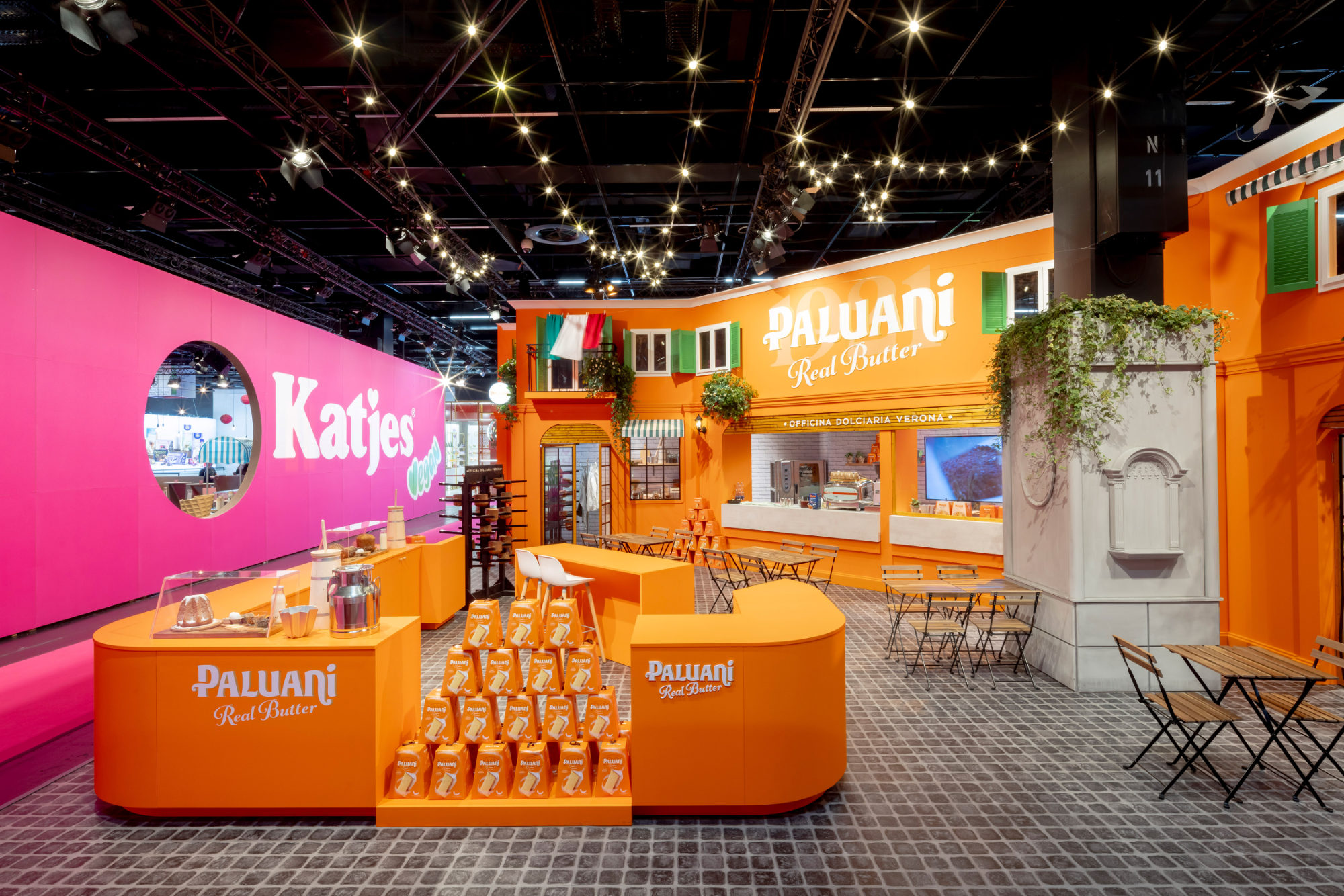 Von Juni Studio entworfener Paluani Messestand auf der ISM Köln mit Blick auf den benachbarten Katjes Messestand