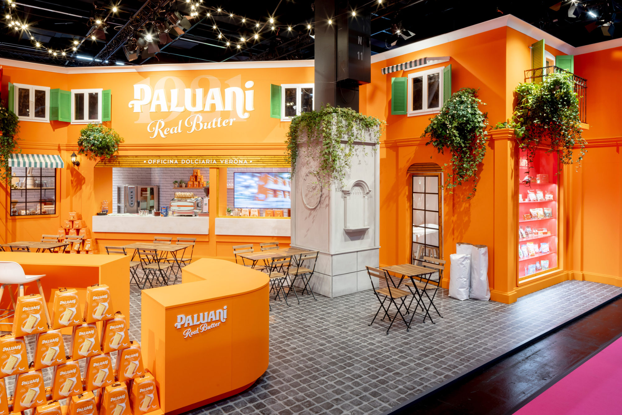 Säulenverkleidung im Stil eines historischen Brunnens im von Juni Studio entworfenen Paluani Messestand auf der ISM Köln