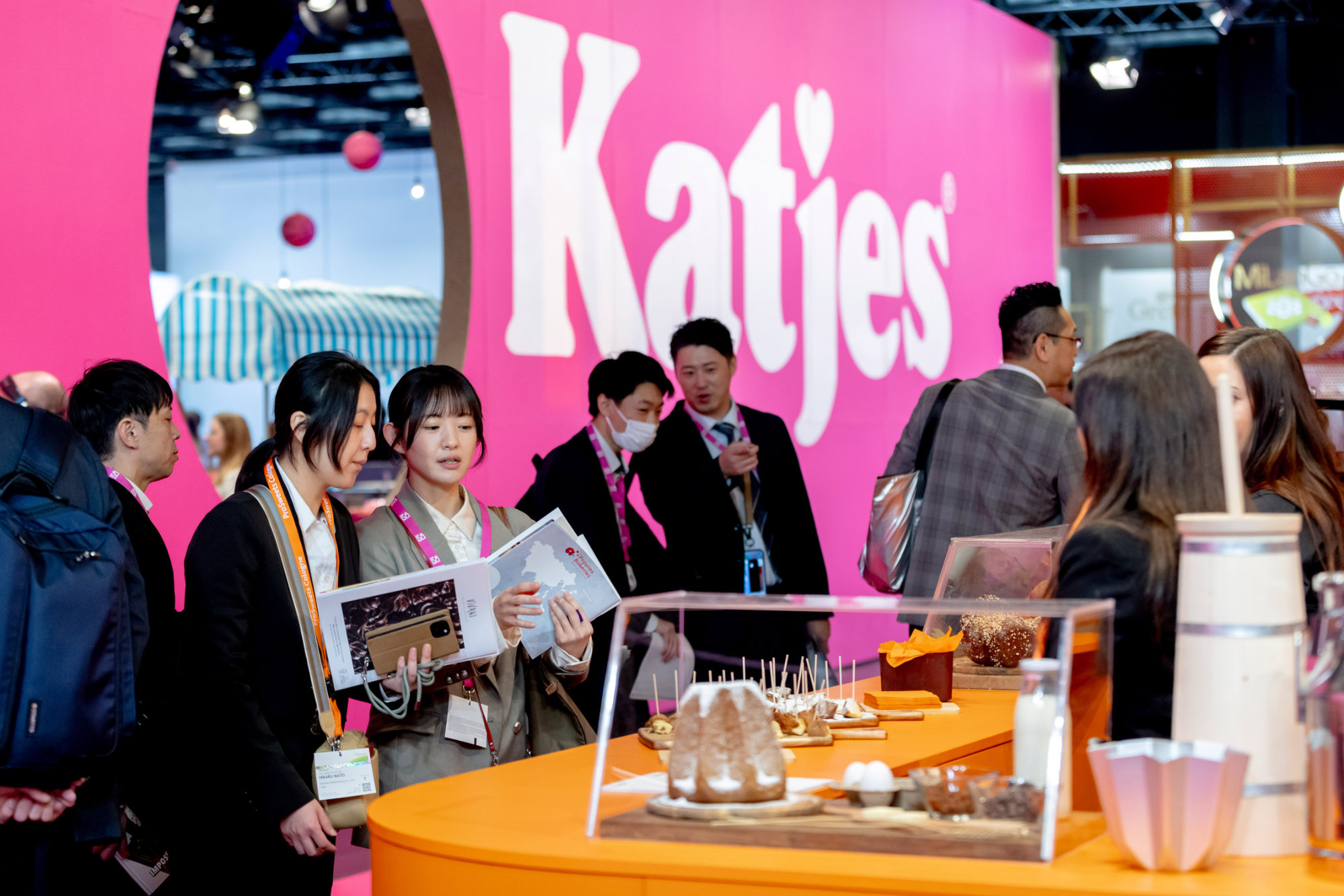 Messebesucher bei der Verkostung am von Juni Studio entworfenen Paluani Messestand auf der ISM Köln