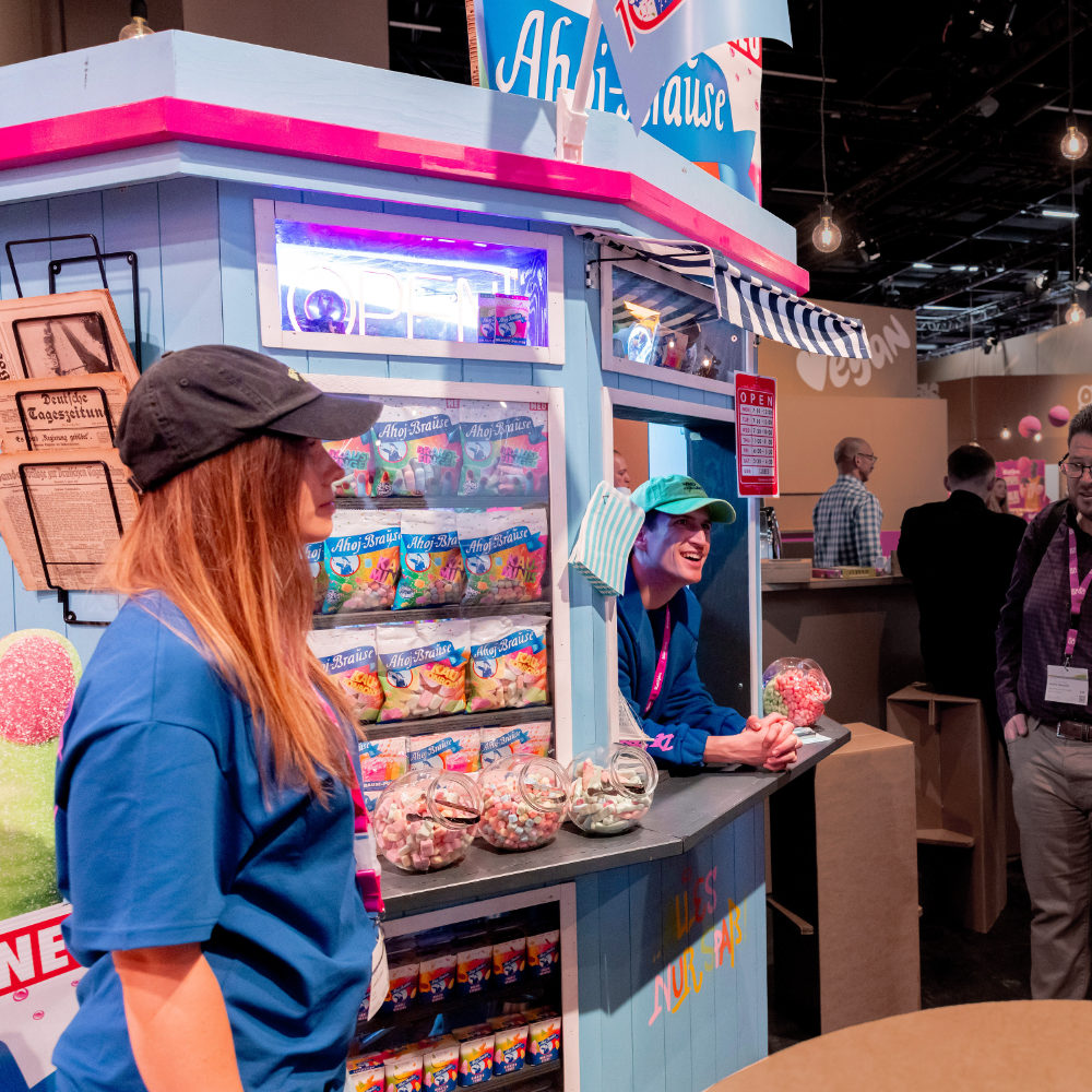 Ahoj-Brause Kiosk auf dem Katjes-Messestand auf der ISM 2026