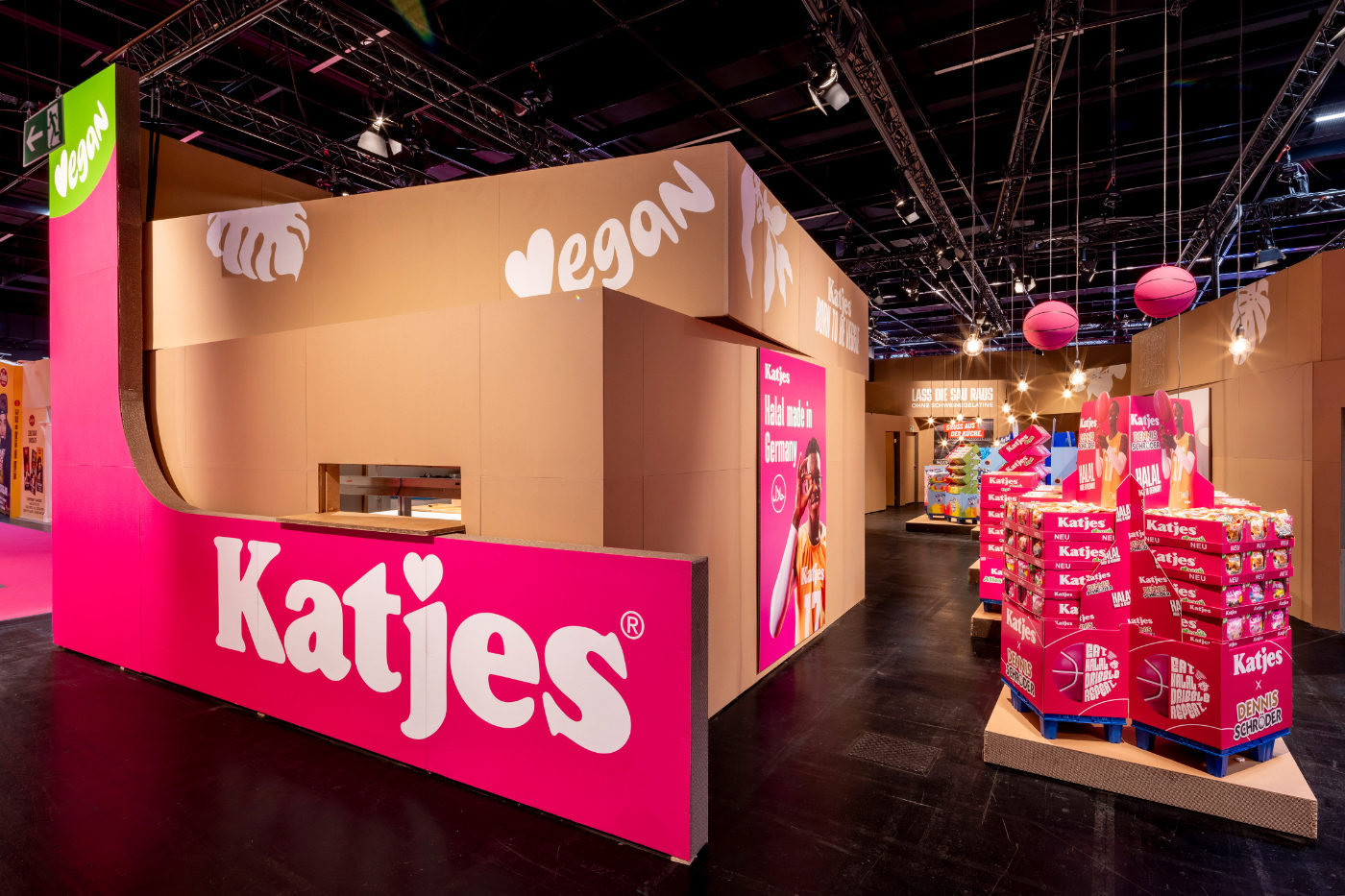 nnenansicht des Katjes-Messestands aus Pappe mit pinken Produktdisplays auf der ISM 2026